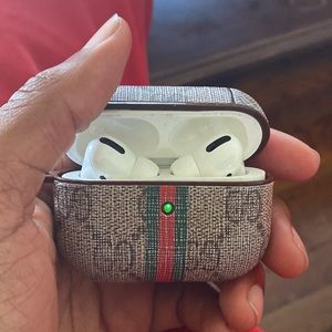 Apple air pod pros with case